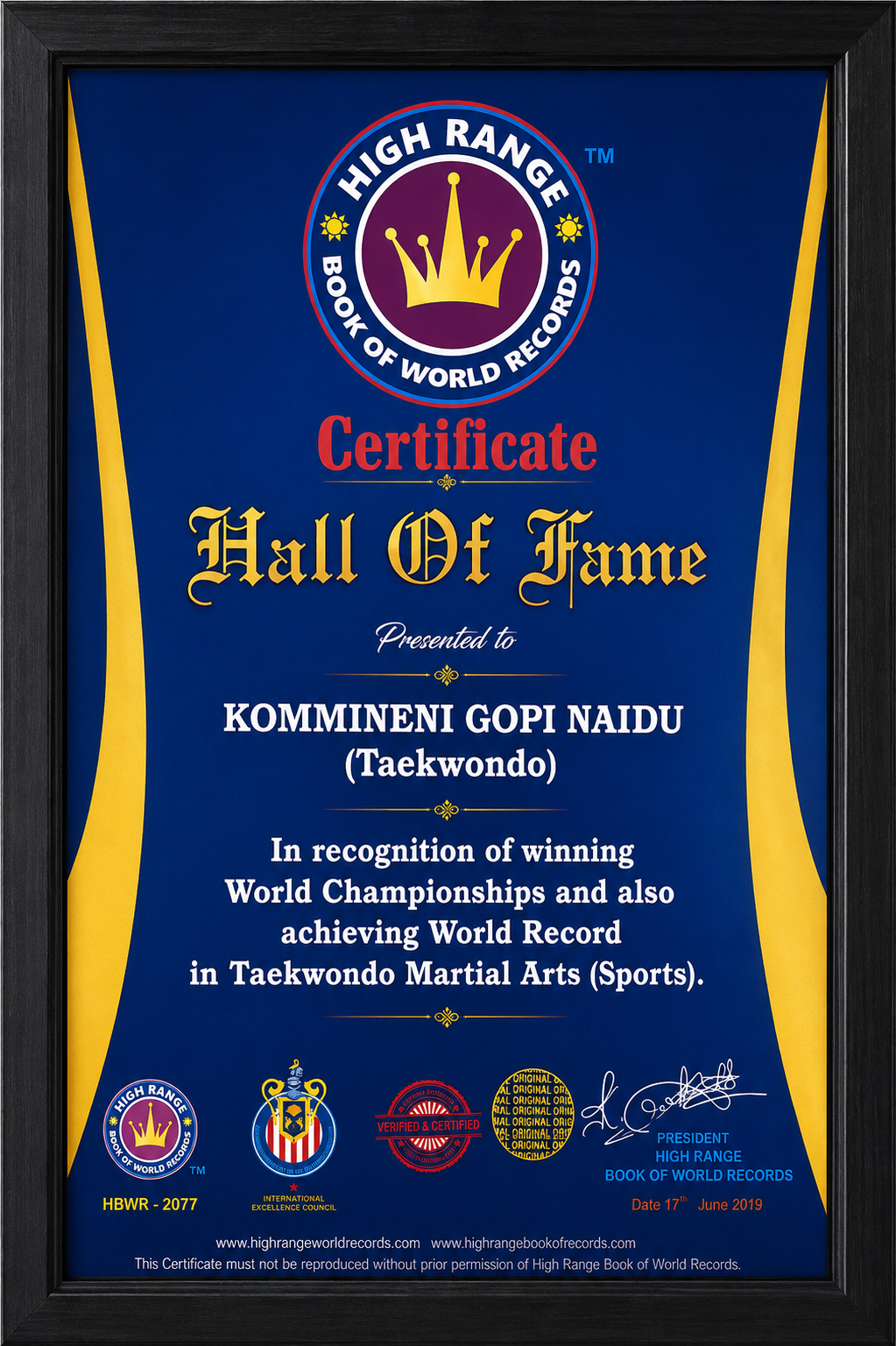 Master Gopi Naidu receiving NYSAEFI 2021 India Legend of Taekwondo honour on stage