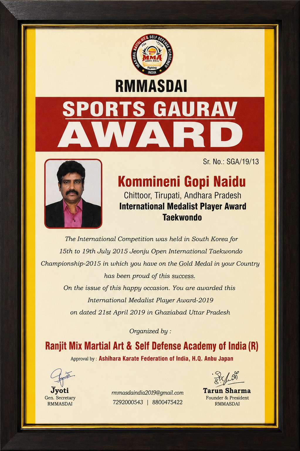 Master Gopi Naidu receiving international player award on stage India